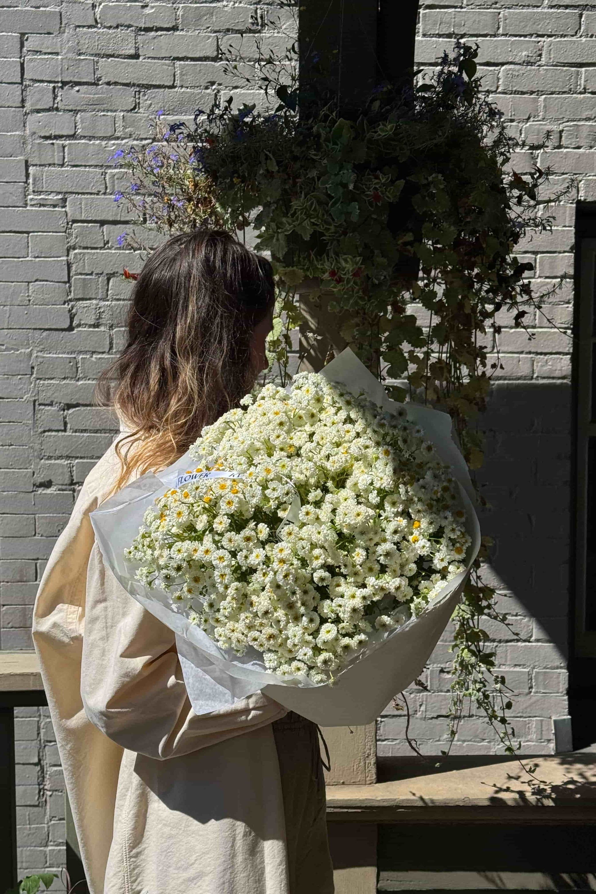 Back view of a chamomile bouquet by Kvetka Flower – soft white flowers for warm Portland days