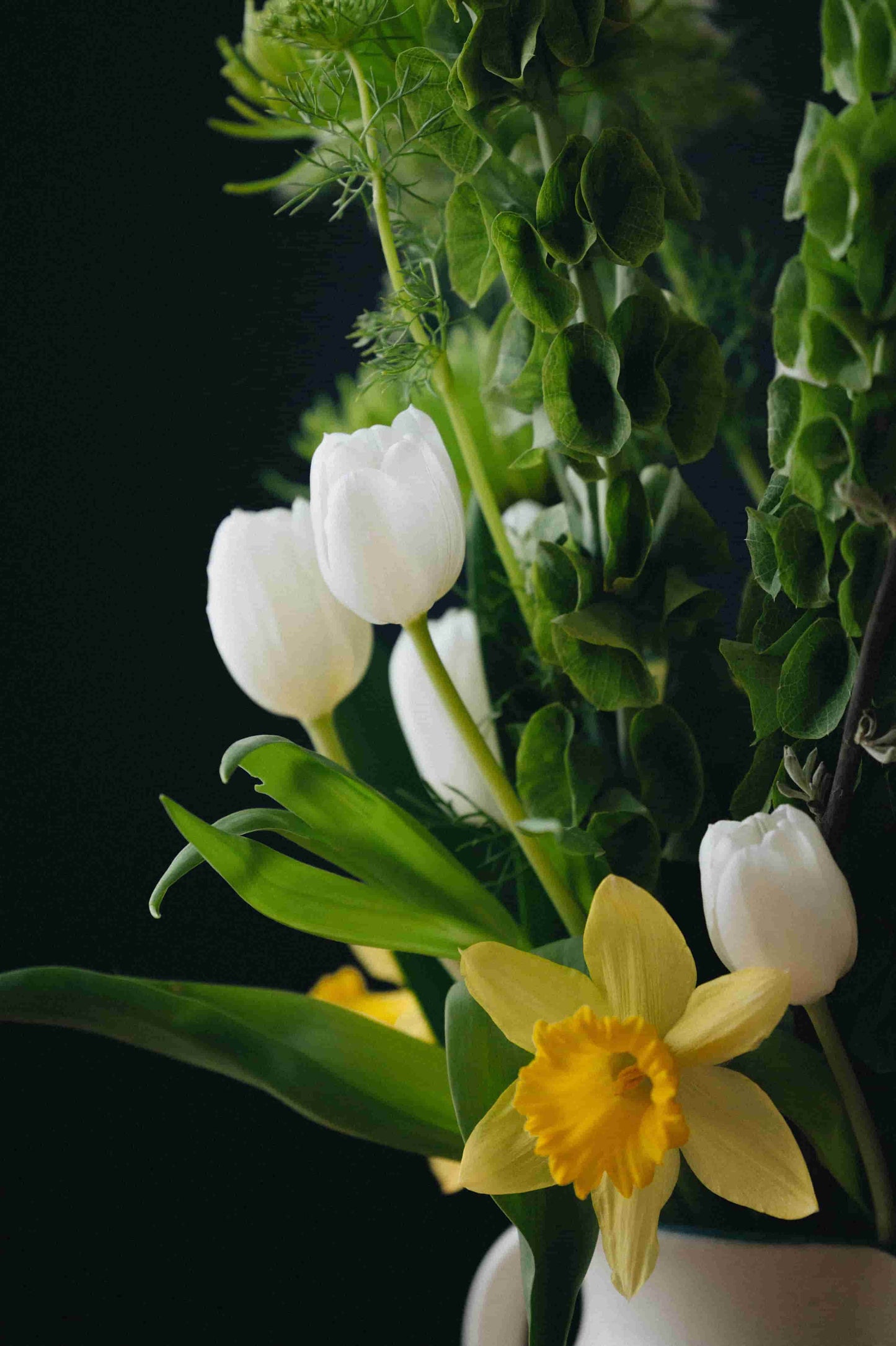 Close-up of white tulips and yellow daffodil in Deluxe bouquet – Kvetka Flower Portland