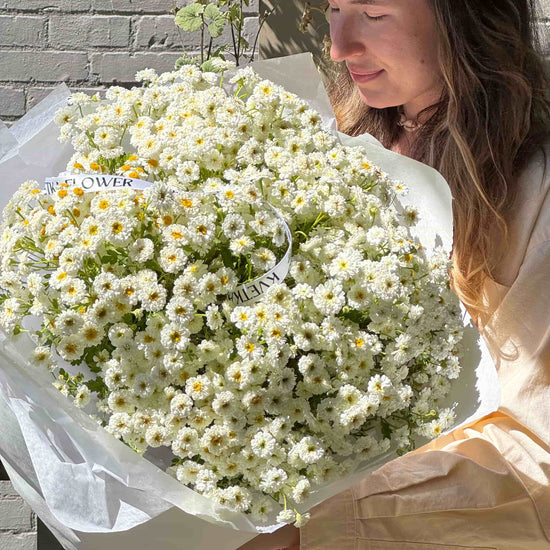 Video with woman holding a large bouquet of chamomile flowers in Portland sunlight – Kvetka Flower summer blooms